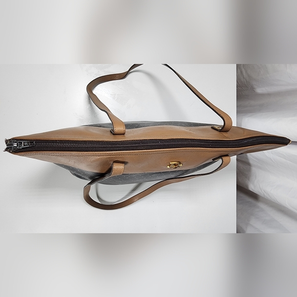 Christian Dior Honeycomb shoulder tote. Small scratches on ext leather. - Picture 5 of 14